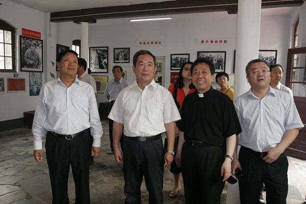 中共中央统战部常务副部长朱维群专程前往临沂看望房兴耀主教