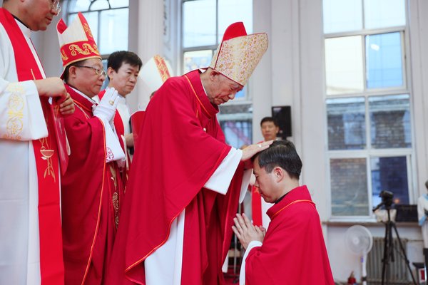 平凉教区举行李辉助理主教祝圣典礼