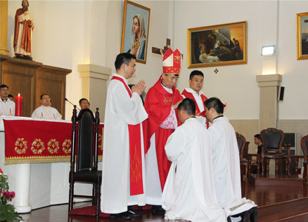 上海教区为四位修士举行圣秩圣事 - 中国天主教