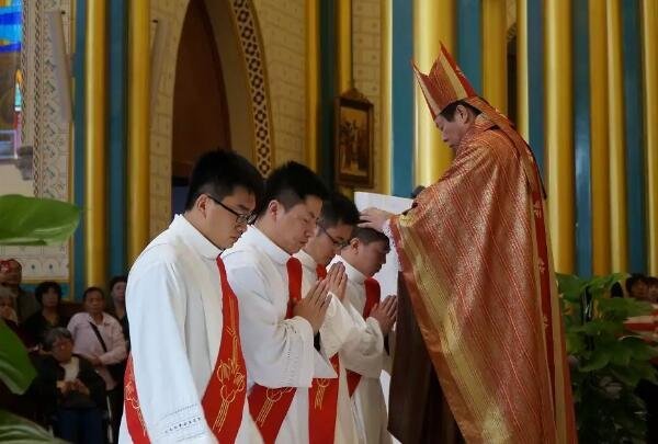 邀请大家为新晋铎的四位神父祈祷,为中国教会的圣召祈祷!