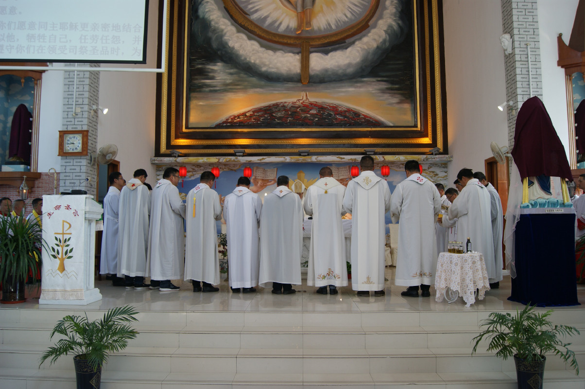 海门教区举行祝圣圣油弥撒