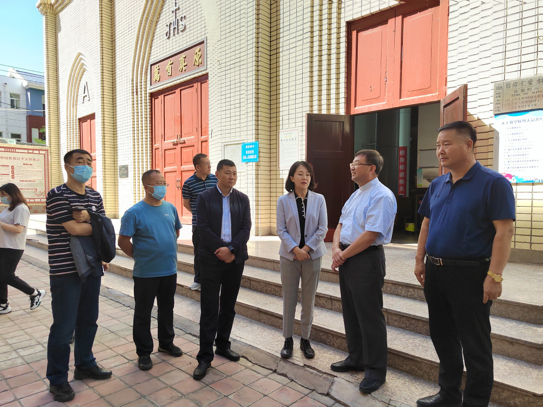 内蒙古包头市固阳县统战部部长刘海燕一行莅临宁夏教区主教座堂观摩