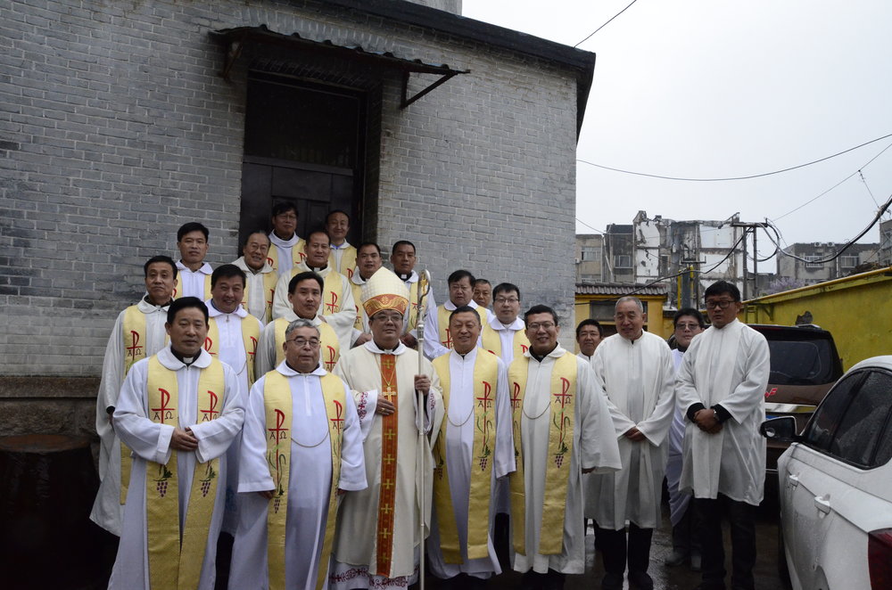 另外,主教引用维亚纳神父的话教导教友们说:"无论神父怎样,他都是天主