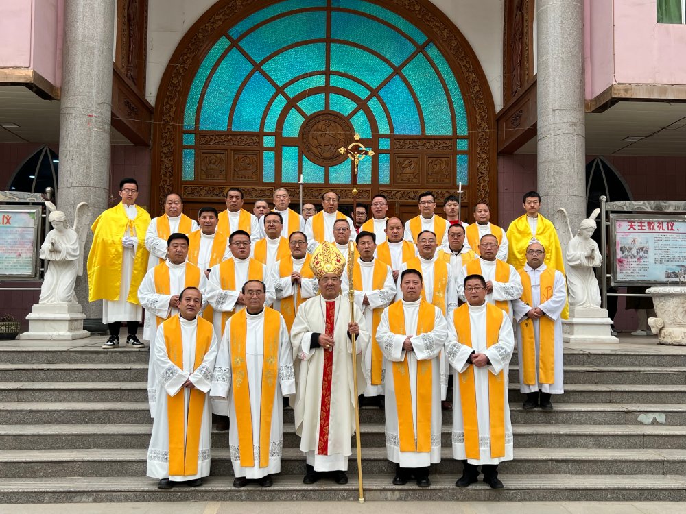 韩志海主教在弥撒中鼓励神父们要不忘初心,勤勉奋进,克己尽责,服务于