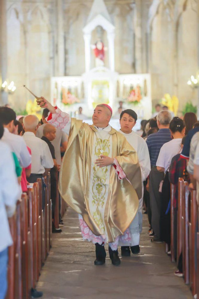 广东省广州教区甘俊邱主教主持复活节守夜礼及复活节弥撒