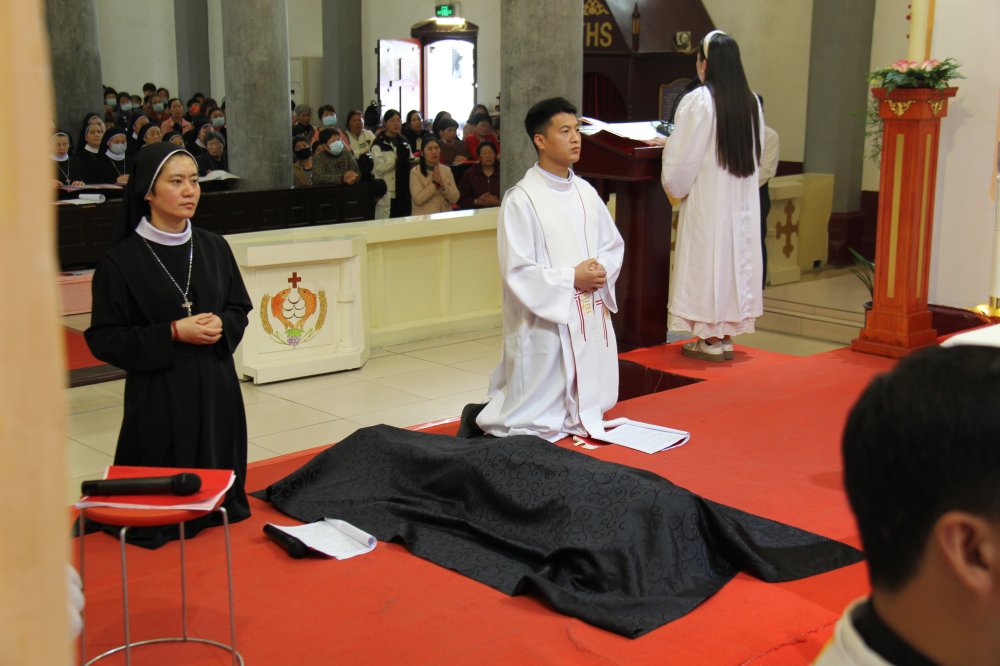 2015年10月矢发初愿,随后在教区所辖各堂区牧灵福传服务,现在