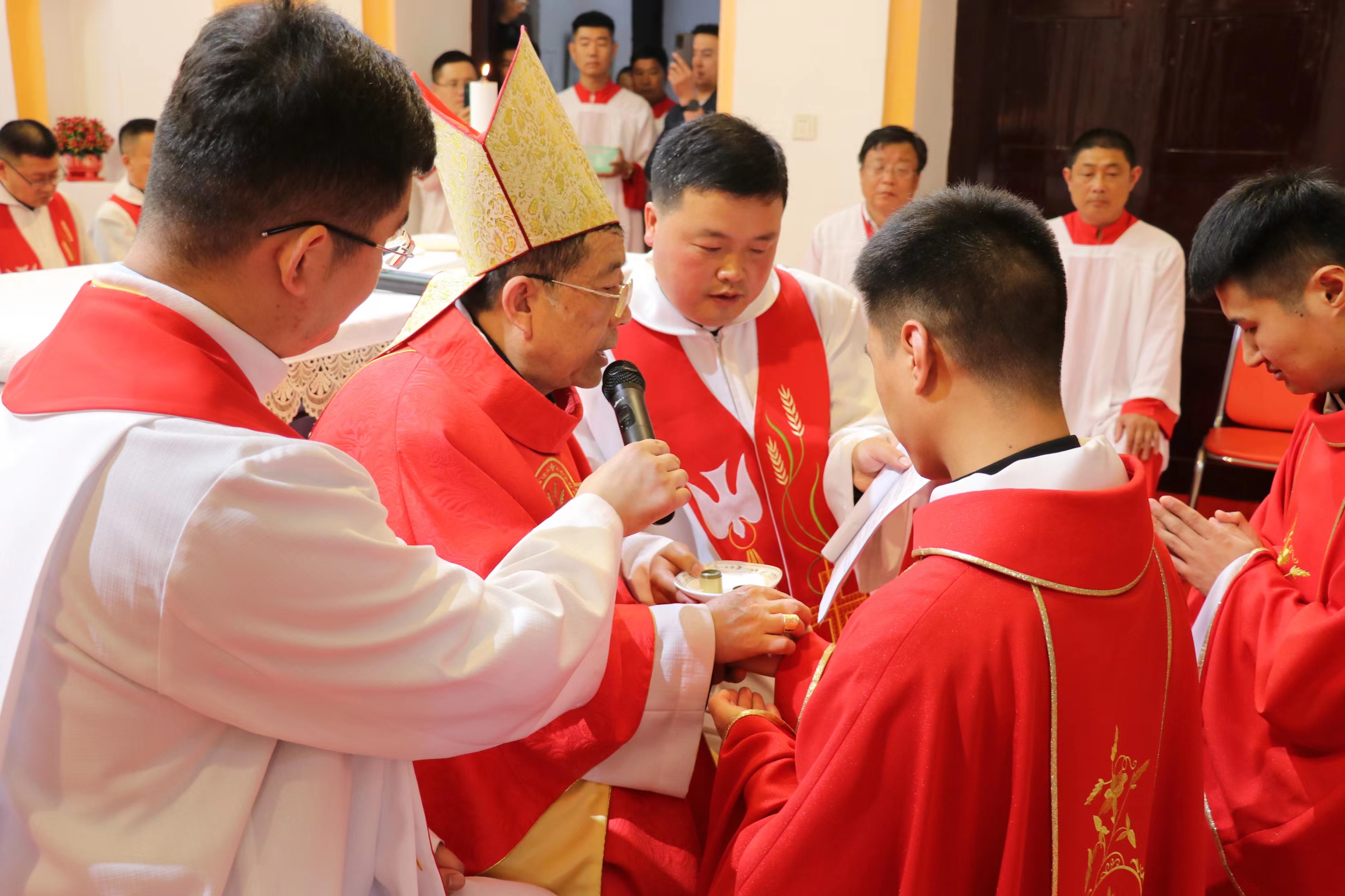 山东省临沂教区喜添两位新神父 - 中国天主教