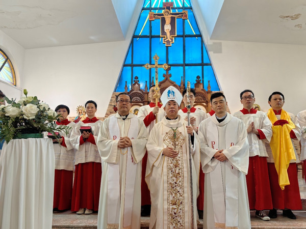 上海教区沈斌主教与教区和平之后圣母堂神长教友共同庆祝本堂瞻礼